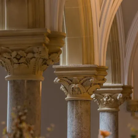 The Florence Stone Cross Mansion アパート