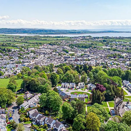 The Florence Stone Cross Mansion アパート ウルバーストン