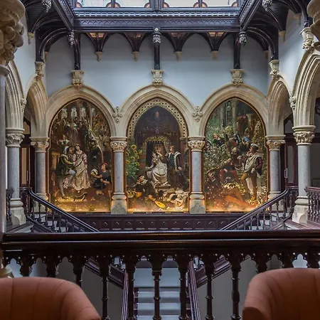 The Florence Stone Cross Mansion ウルバーストン