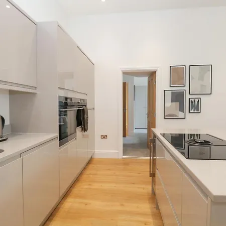 The Florence Stone Cross Mansion アパート ウルバーストン