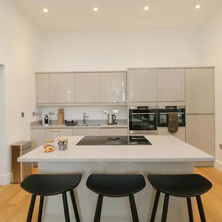 The Florence Stone Cross Mansion ウルバーストン